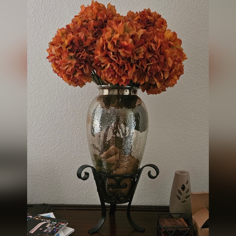 Beautiful Glass Vase& vase Stand & Flower arrangement for sale at bundle price!